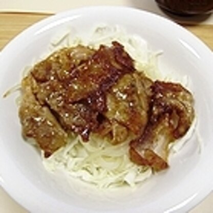 下に千切りキャベツも敷きました。濃厚なタレがしっかりと豚肉に絡んで、ご飯もキャベツも進みました。とっても美味しかったです♪